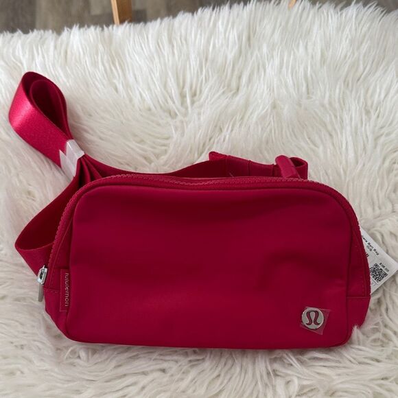 lululemon athletica Belt Bag in Vibrant Pink NWT - Picture 1 of 9
